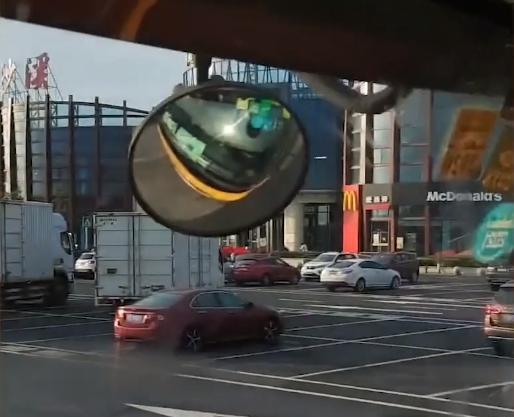 服務區停車場現遺棄包裹，司機警示 這個東西不能撿